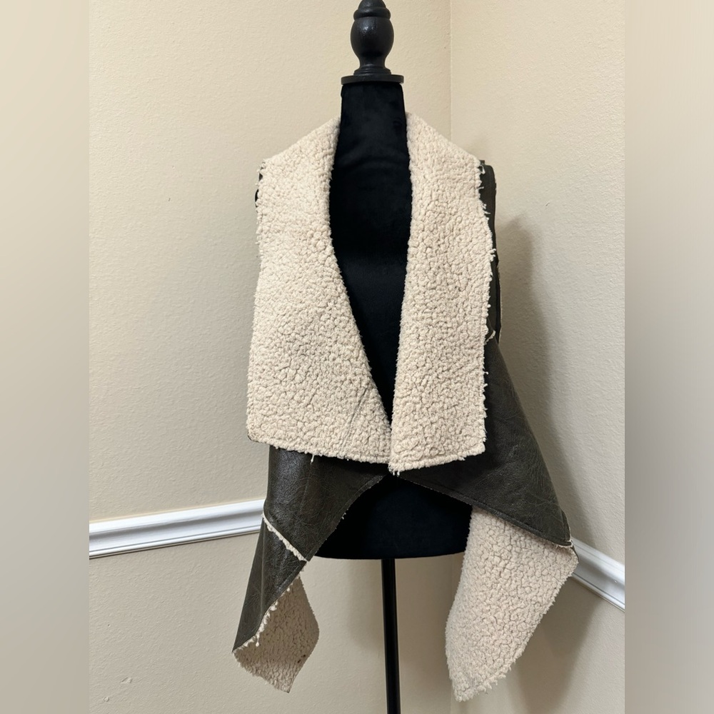 Hot & Delicious Sherpa Faux Shearling Vest M